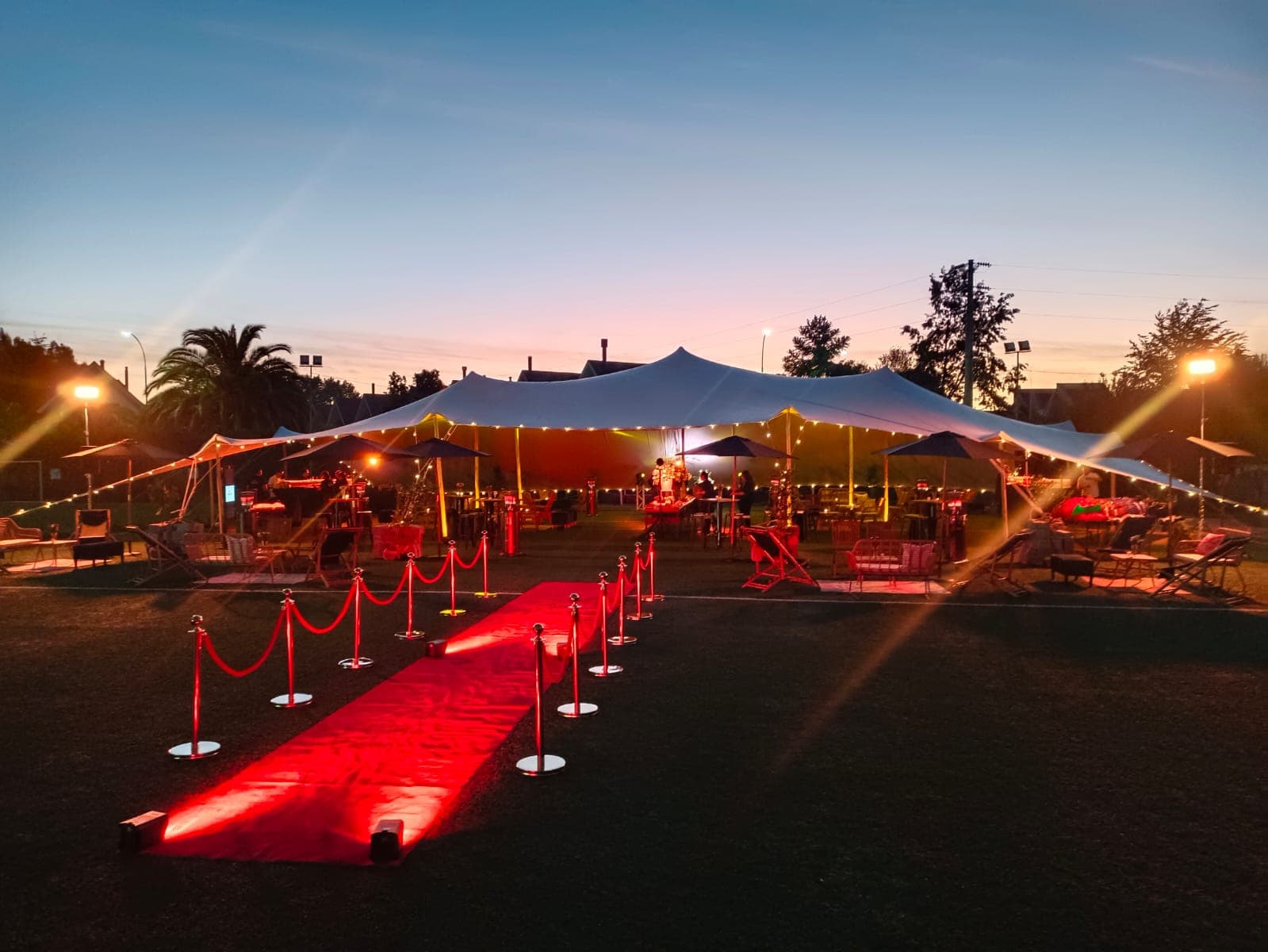 Montaje de evento premium con mobiliario lounge de Punto Urbano — arriendo de mobiliario para eventos corporativos y matrimonios en Chile